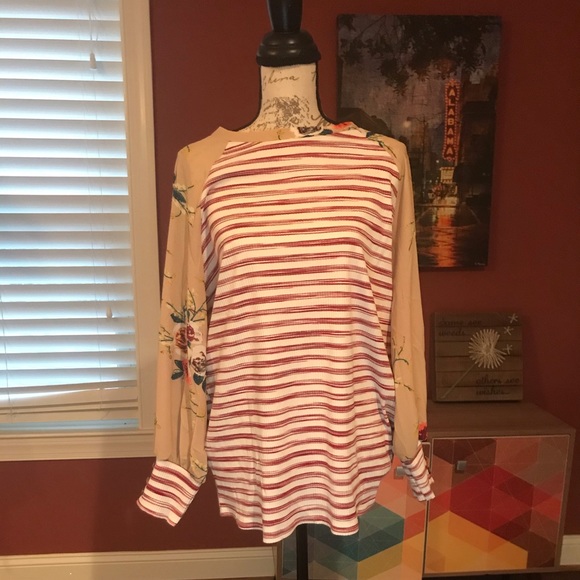 ♥️1 left♥️ Striped top with floral sleeves - Picture 4 of 5